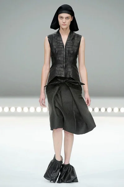 Look 16